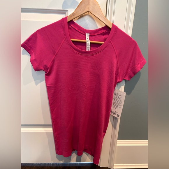 New with tags Lululemon tshirt - Picture 3 of 4